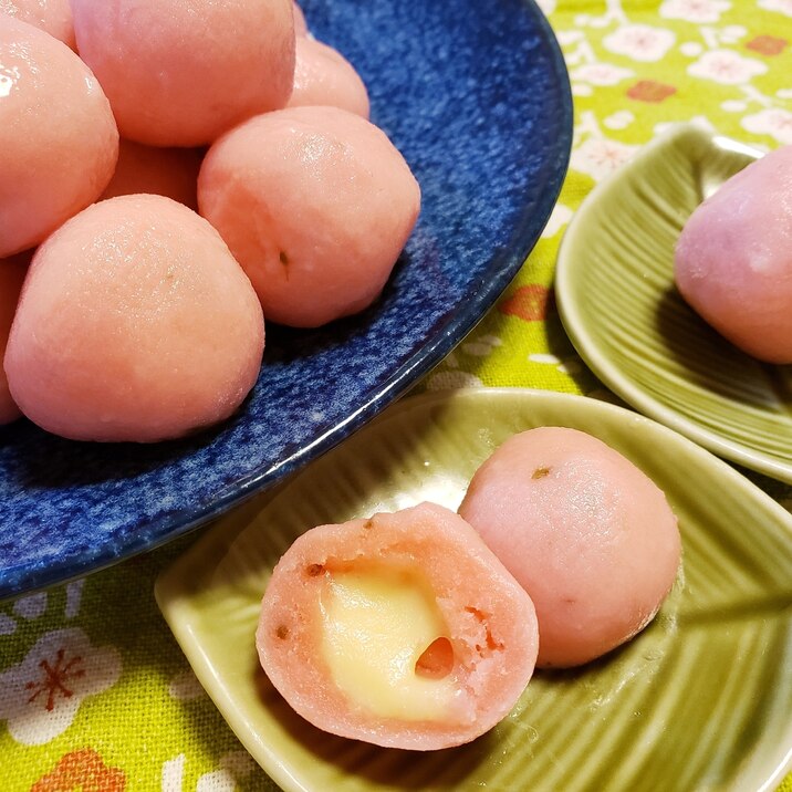 桜のもっちりチーズ入り団子